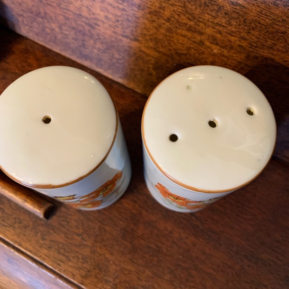 Vintage S & P shakers. 3 1/2 “ tall - Picture 2 of 3